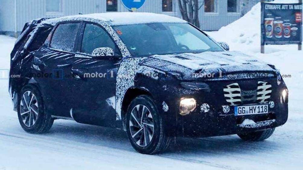 SantaFe mới còn sở hữu thiết kế mâm xe mới, 5 chấu hình cánh quạt thể thao và mạnh mẽ so với bản tiền nhiệm