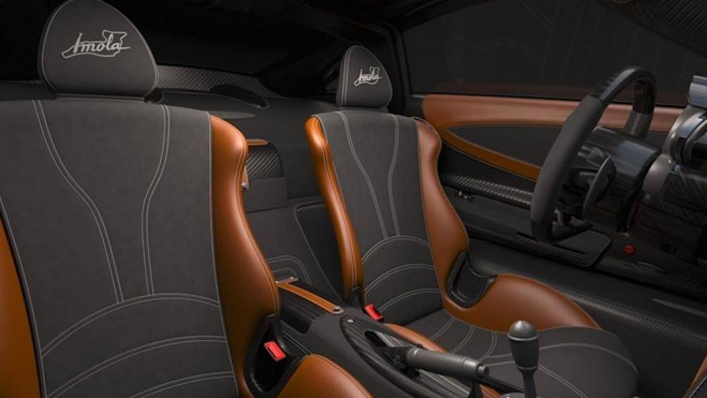 Để giúp chiếc xe đạt tốc độ cao nhất, Pagani đã trang bị cho Huayra Imola khối động cơ V12 dung tích 6.0 lít tăng áp kép do Mercedes-AMG phát triển