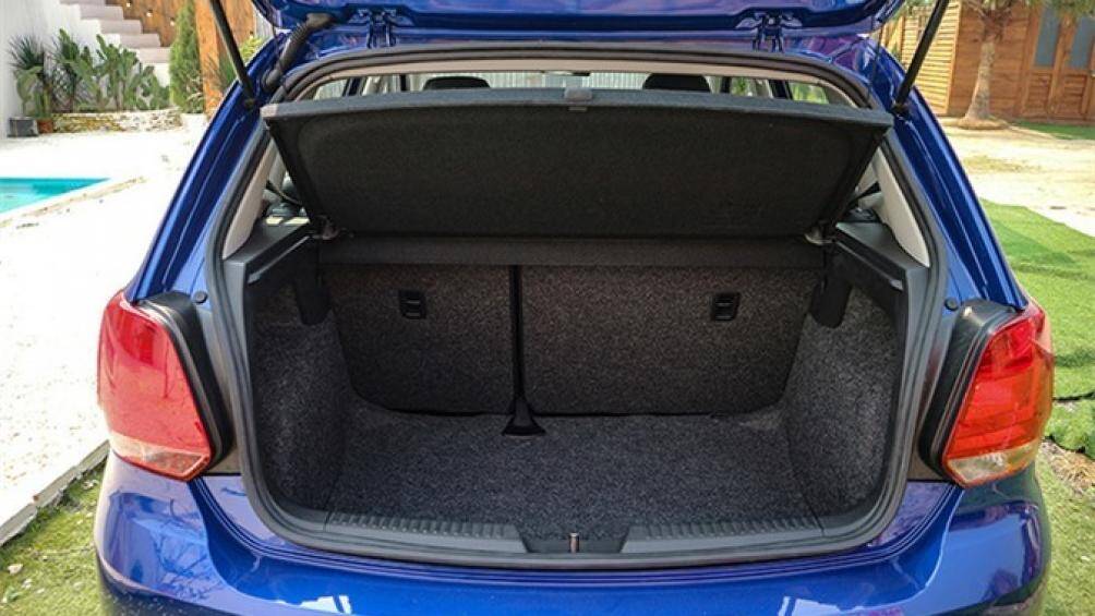 Trang bị an toàn trên xe bao gồm: hệ thống chống bó cứng phanh, hệ thống kiểm soát cự ly đỗ xe, camera lùi...