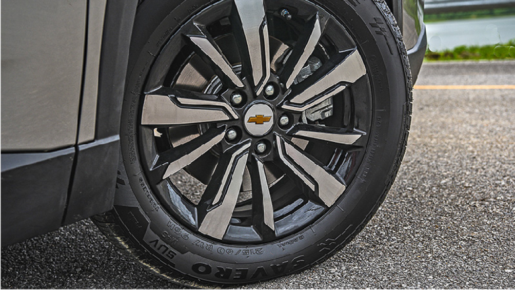 Khi chưa giảm giá, Chevrolet Captiva có giá bán từ 999.000 baht (767 triệu đồng) cho phiên bản LS và phiên bản 7 chỗ ngồi với giá thêm 30.000 baht