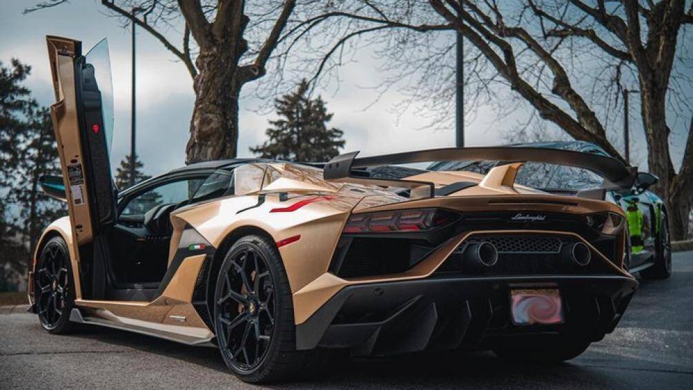 Chiếc Aventador SVJ Roadster mang màu ngoại thất vàng Oro Elios, tổng thể được thiết kế vô cùng hầm hố