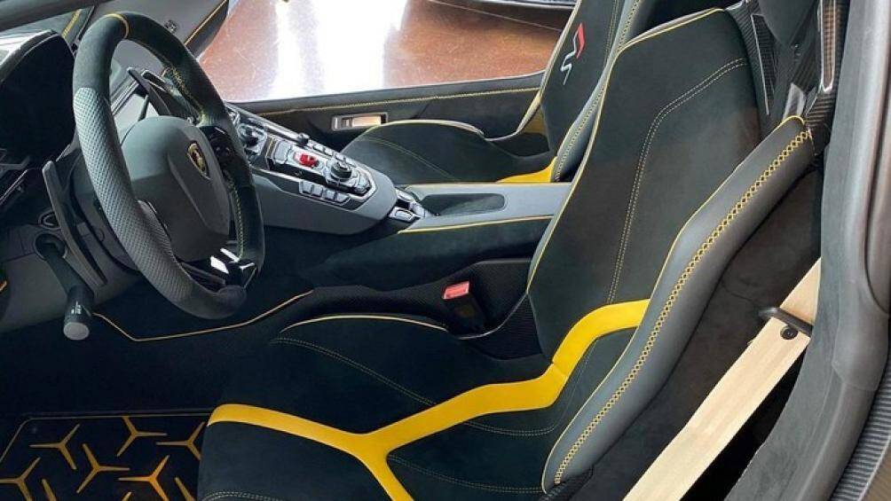 Aventador SVJ Roadster có phần mui rời bằng sợi carbon có thể tháo lắp bằng tay