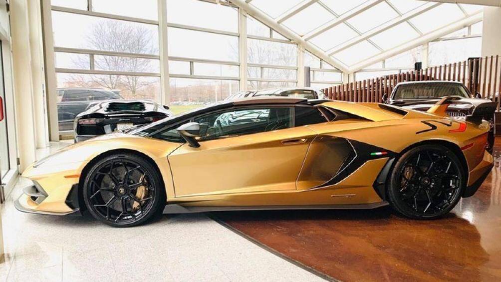 Lamborghini Aventador SVJ Roadster có mức khởi điểm từ 570.000 USD, đắt hơn phiên bản Coupe khoảng 50.000 USD