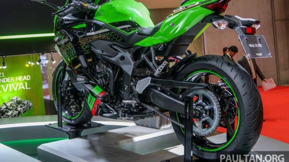 Điều khiến ZX-25R trở nên khác biệt so với những đối thủ là việc sử dụng 4 piston so với 2 xi lanh hoặc 1 xi lanh trong phân khúc này