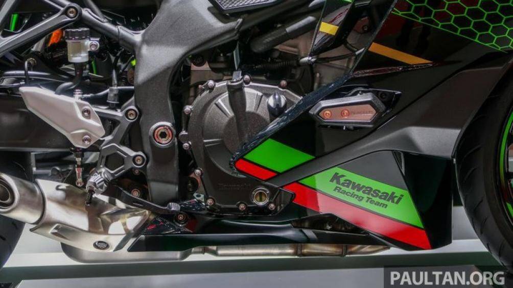 Dải vòng tua giới hạn của chiếc ZX-25R được tiết lộ đạt mức 17.000 vòng/phút trong khi đó đối với chiếc Yamaha Phazer FZ250 1985 là 20.000 vòng/phút