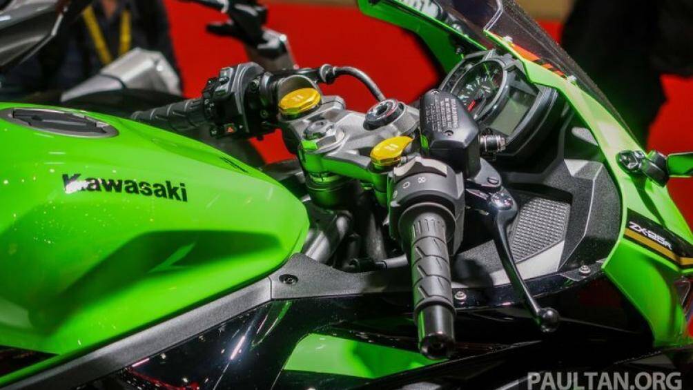 Xe có bộ chuyển số nhanh, các chế độ lái và kiểm soát lực kéo, những trang bị không thường được thấy trên những chiếc mô tô dưới 500cc