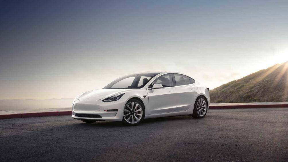 Xe điện: Tesla Model 3 2020 (giá khởi điểm: 39.990 USD)