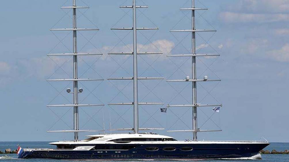 Nó có thể chạy với tốc độ lên tới 17,5 hải lý (32,4 km/h) bằng một cặp động cơ dầu MTU 12V2000M72 và hai mô tơ đẩy điện 400 kW