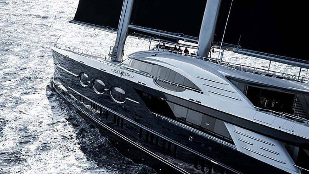 Người ta chỉ biết sơ lược chủ tàu là triệu phú người Nga Oleg Burlakov, và không hề có một bức ảnh nào hé lộ về chi tiết nội thất bên trong