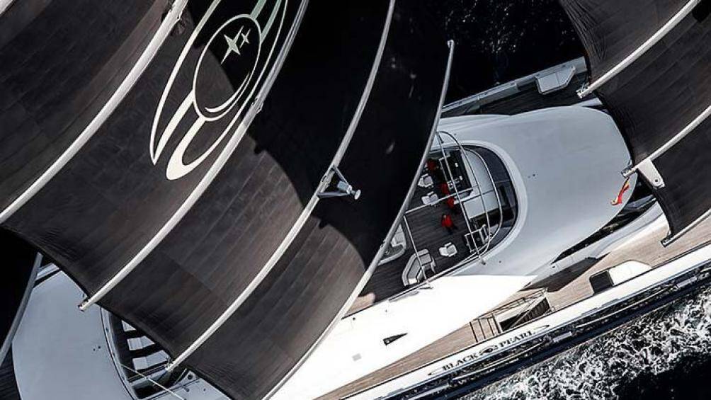 Đây là một siêu du thuyền mà sử dụng những cánh buồm đèn khổng lổ để bổ sung thêm công suất và khả năng vượt Đại Tây Dương mà không cần nhiên liệu