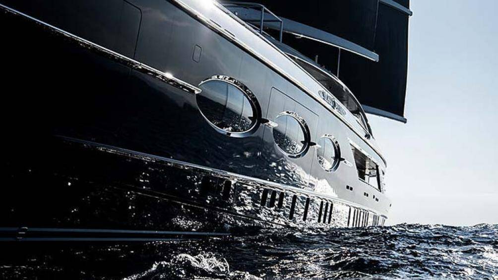 Các nhà thiết kế đã sử dụng một khung du thuyền 98 mét mà họ đã từng chế tạo trước đây để tạo nên tàu Black Pearl dài 106,7 mét