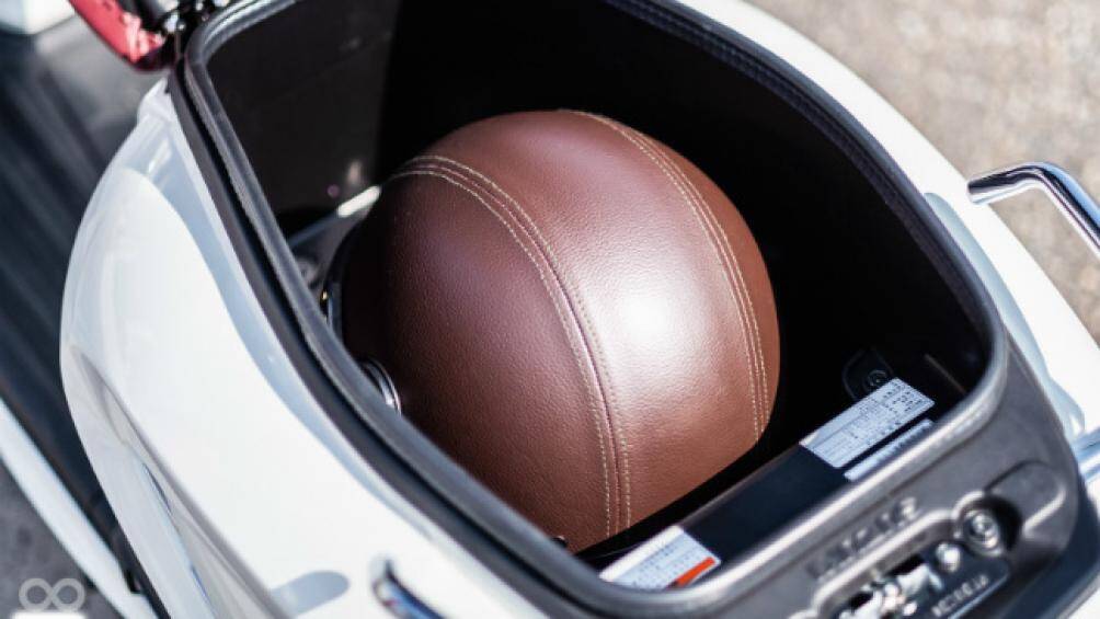 Cốp đựng đồ dưới yên xe Saluto siêu rộng, nhờ đẩy bình xăng về phía trước xe