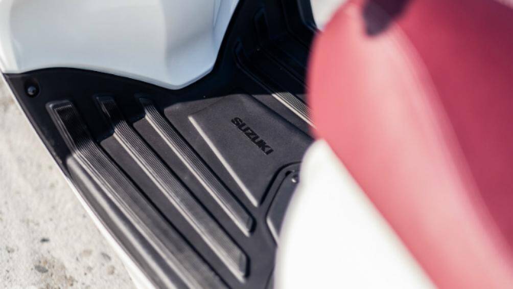 Sàn để chân của Saluto