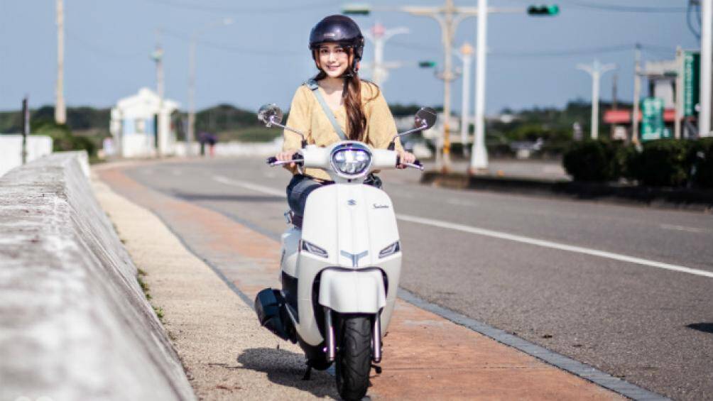 Các đường nét tinh tế, màu trắng đẹp với bộ yên ngồi màu nâu tím càng khiến các chị em như mê mẩn