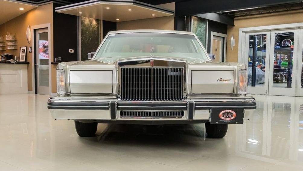 Chiếc Lincoln Continental mới với con số hiển thị trên đồng hồ chỉ 2500 km từ khi được chủ nhân mua tại Michigan cách đây 40 năm