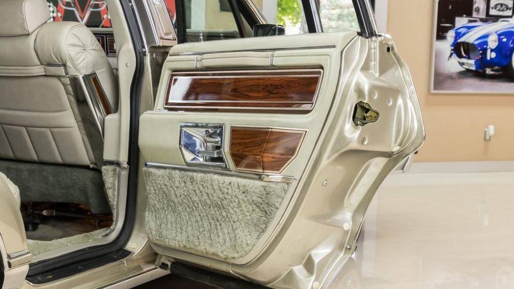 Sức mạnh này được truyền tải xuống trục bánh sau thông qua 1 hộp số tự động 4 cấp