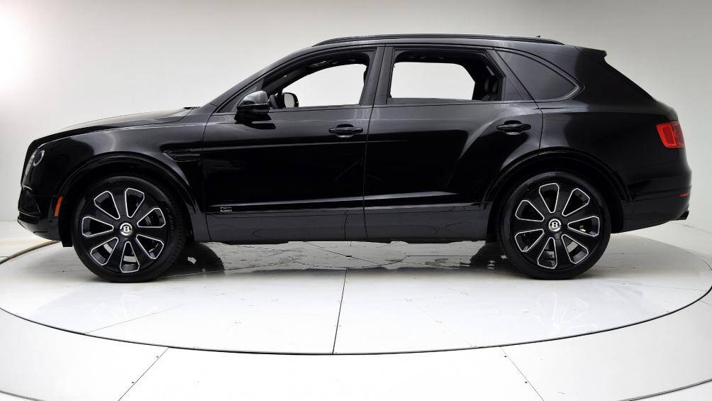 Logo tại tâm bánh xe gắn chữ B viền vàng của phiên bản kỉ niệm 100 năm và đặc biệt là luôn đứng yên xe di chuyển giống với xe Rolls-Royce