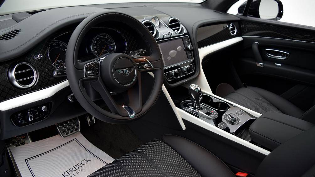 Ngôn ngữ màu sắc kép Doutone cũng được các nghệ nhân mang lên ghế ngồi khi kết hợp giữa da đen và chỉ đỏ đẹp mắt