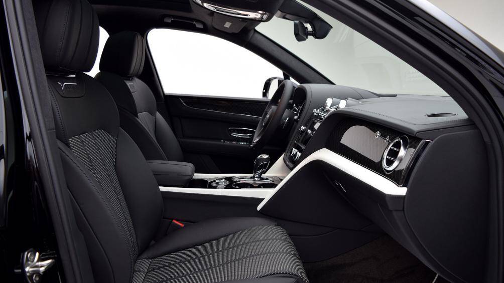 Chiếc SUV siêu sang này có thể có thể tăng tốc từ 0 - 100 km/giờ mất 4,5 giây và đạt tốc độ tối đa 290 km/h