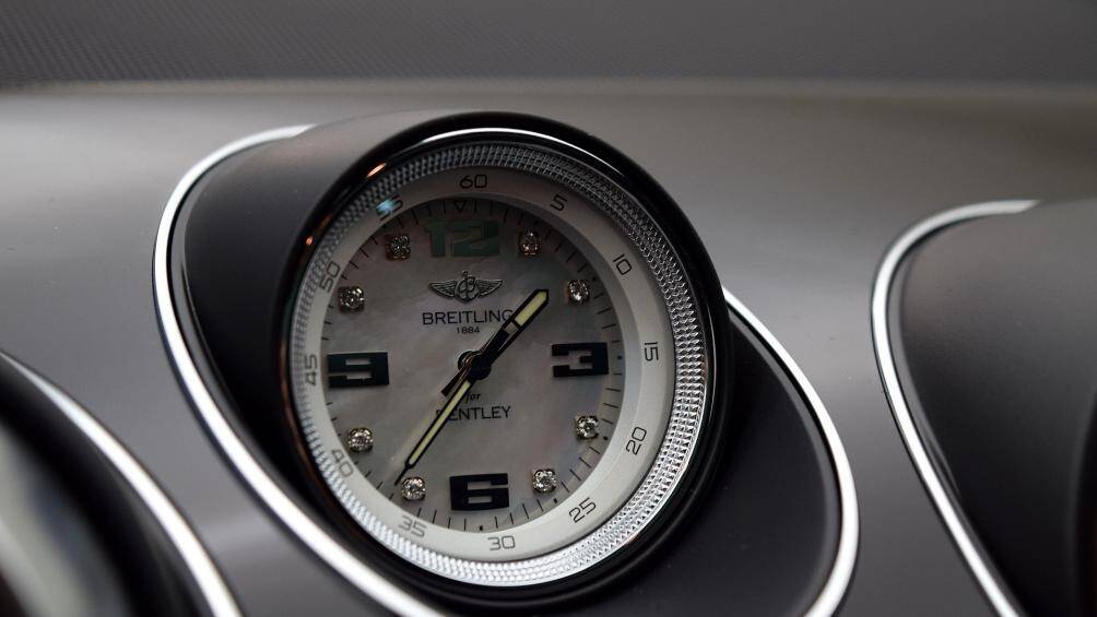 Chiếc đồng hồ Breitling được nạm kim cương nằm ngay giữa bảng điều khiển