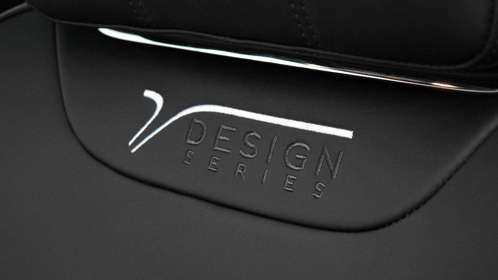 Tại vị trí cột A phía sau vòm bánh trước có sự xuất hiện của logo phiên bản V8 Design Series