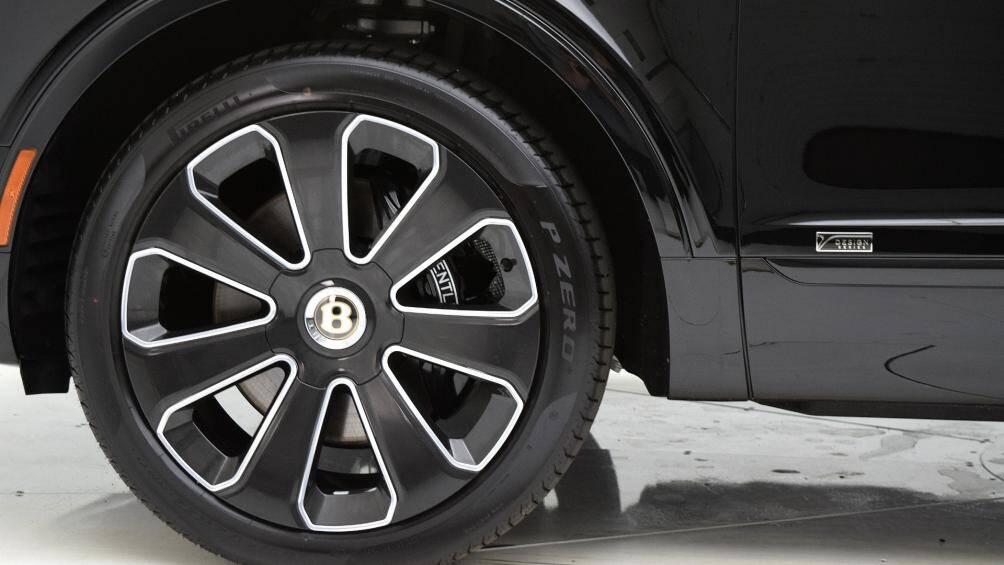 Mâm xe Bentayga V8 Design Series là loại 7 chấu có thiết kế đặc biệt và được hoàn thiện trong màu xám Palladium Grey