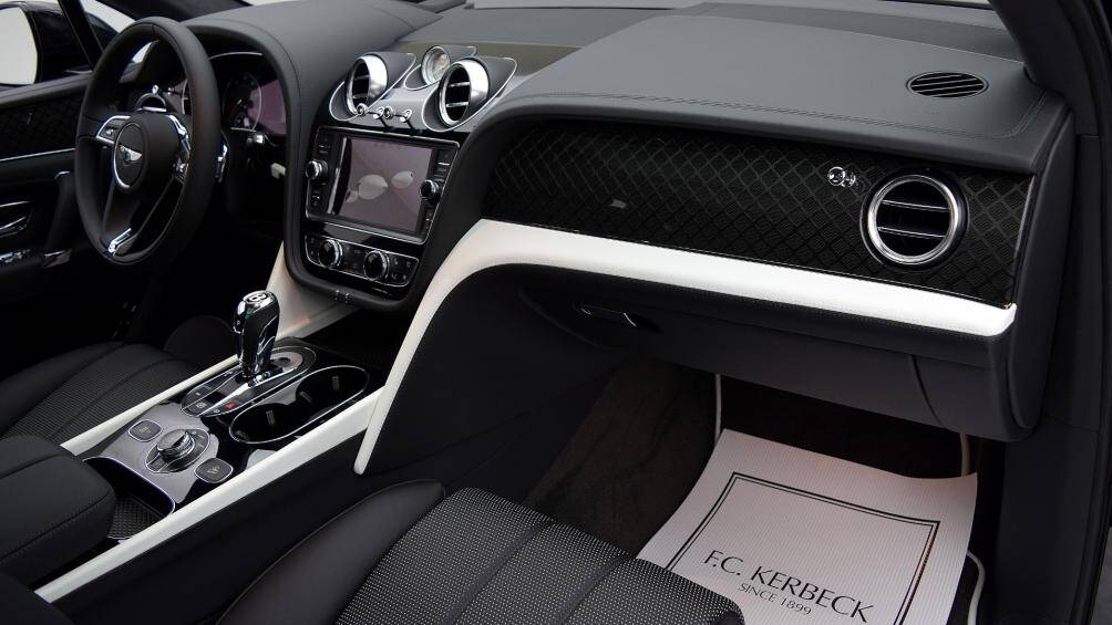 Nội thất bên trong xe được bọc da phong cách 2 tông màu, chiếc đầu tiên về Việt Nam có 2 màu đen đỏ đậm chất thể thao