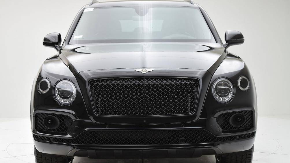 Gói trang bị bổ sung cho xe một số chi tiết như cánh gió liền với cản trước được sơn cùng màu thân xe, trong khi ở phía sau ống xả được sơn đen bóng thể thao