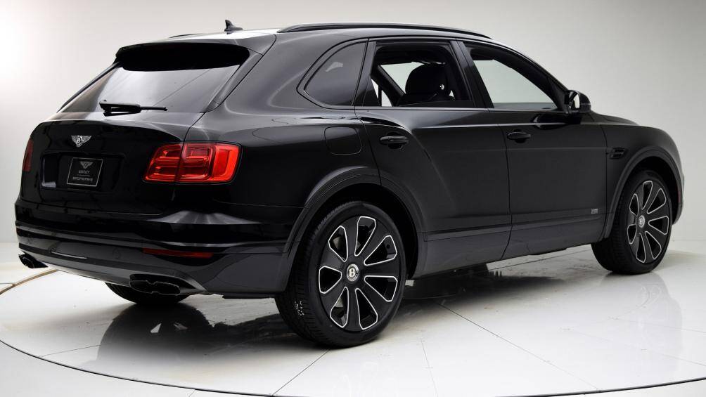 So với phiên bản tiêu chuẩn, Bentley Bentayga V8 Design Series sở hữu khá nhiều điểm khác biệt giúp xe trở nên đặc biệt hơn
