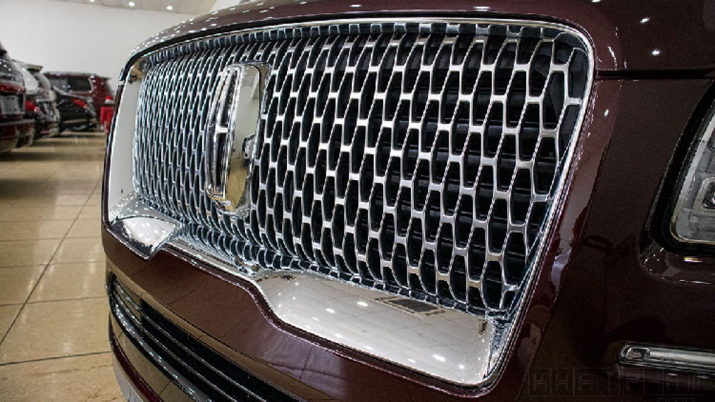 Các đại lý chủ yếu nhập phiên bản này theo nhu cầu của khách hàng với nhiều tuỳ chọn màu sắc nhưng chủ yếu là màu Đen, Đỏ mận hay Xanh bạc hà