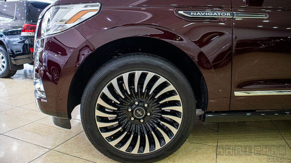 Đầu xe khá quen thuộc với lưới tản nhiệt hình thanh đan xen, phần viền mạ crom giúp Lincoln Navigator trở nên sang trọng hơn, logo thương hiệu ở vị trí trung tâm