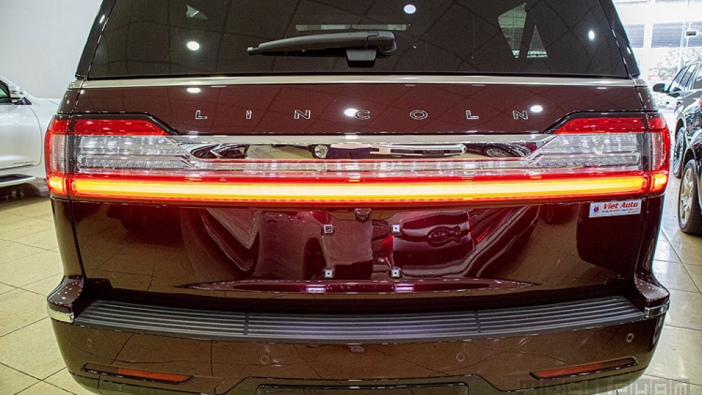 Hệ thống đèn chiếu sáng của chiếc SUV thương hiệu Mỹ được trang bị công nghệ LED toàn phần, đèn pha là 2 bóng Projecter cùng 2 dây LED định vị ban ngày