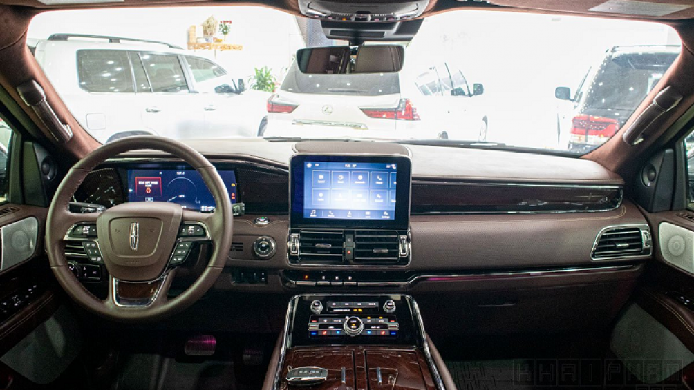 Những tiện nghi trên Lincoln Navigator Black Label sẽ chinh phục người dùng gồm: Màn hình giải trí 10 inch có khả năng kết nối điện thoại thông minh