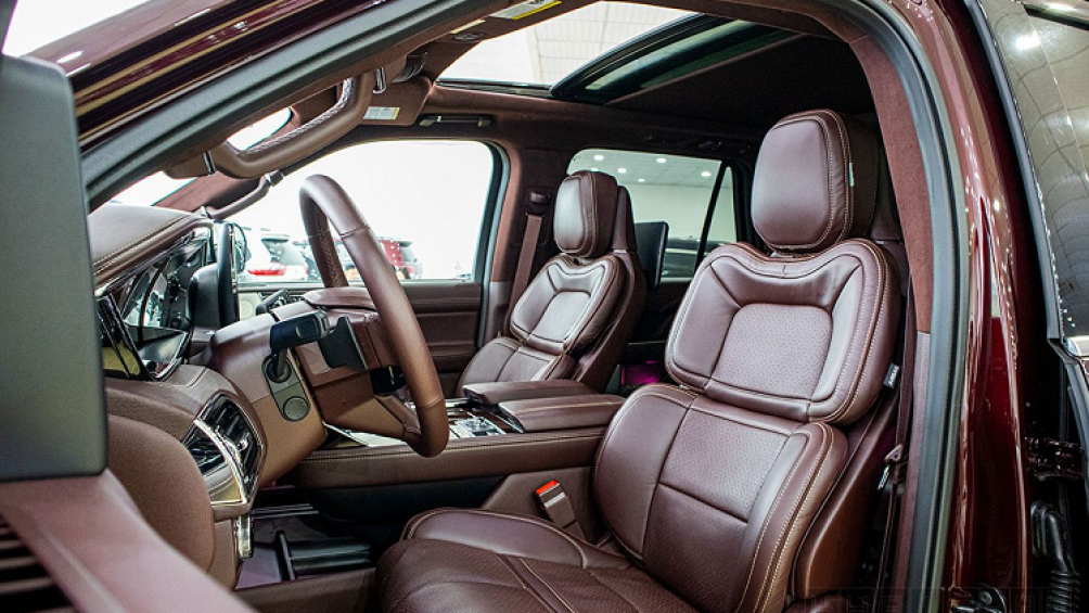 Không chỉ vậy, xe còn có hệ thống điều hoà độc lập 4 vùng, điều chỉnh hoàn toàn riêng biệt với hệ thống lọc khí, nút bấm khởi động, cửa kính 1 chạm, gạt mưa tự động