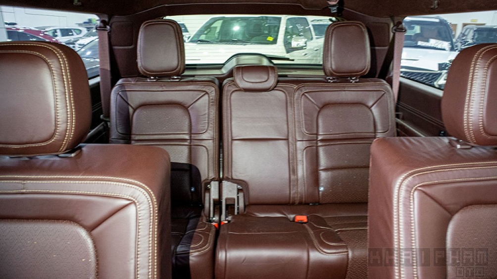 Lincoln Navigator Black Label còn có nhiều tính năng cao cấp gồm: Hệ thống cảnh báo điểm mù, camera 360 độ xung quanh xe, hệ thống duy trì làn đường