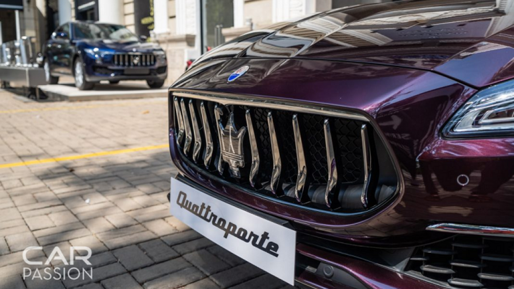 Maserati cũng đưa ra tùy chọn vật liệu ốp màu đen bóng (Piano Black) ở những chi tiết nói trên cũng như viền cửa sổ, viền hốc gió, lưới tản nhiệt...
