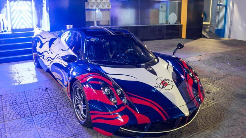 Logo của công ty cũng xuất hiện bên phần hông xe và được dán 3 tông màu xanh-đỏ-trắng trên gương chiếu hậu cũng như bánh xe sau