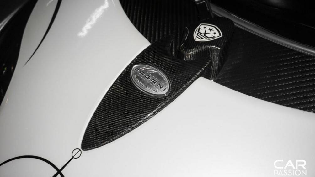 Những họa tiết uốn lượn đẹp mắt kết hợp với những đường chỉ được trang trí trên các chi tiết được làm từ sợi carbon trên thân xe, tạo điểm nhấn cho Pagani Huayra
