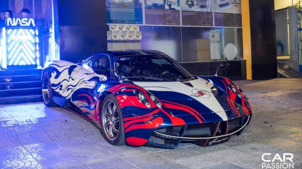 Bộ áo mới là sự pha trộn giữa những màu sắc trên thân xe khi sử dụng 3 tông màu Xanh dương - Đỏ - Trắng