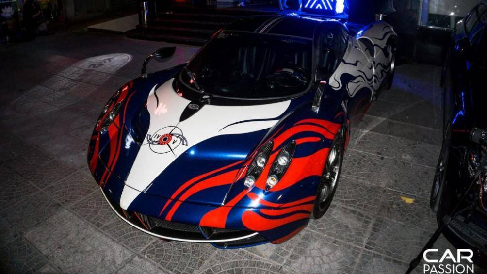 Vị trí trung tâm được dán trắng với logo được thiết kế riêng gồm những số La Mã tượng trưng cho số “405”