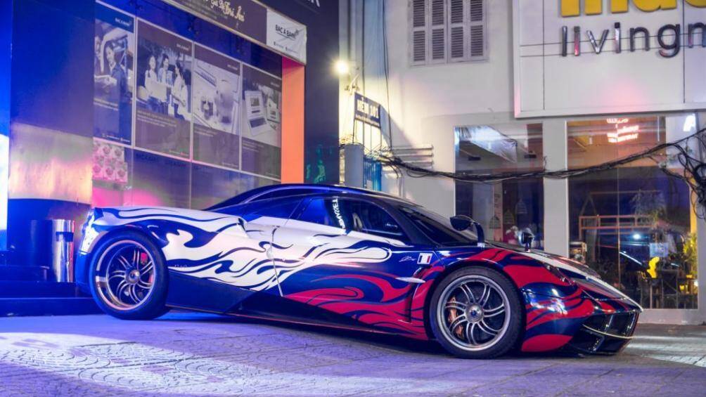 Được biêt, đây là lần thứ 4 vị doanh nhân nổi tiếng đổi màu cho xe, xe sở hữu lớp sơn nguyên bản màu cam đồng Varennesite Arancione đẹp mắt