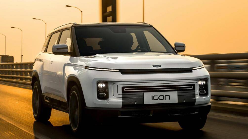 Các điểm nhấn ngoại thất gồm kiểu hình khối vuông vức kết hợp đường bo tròn, đèn pha như một đường thẳng nằm ngang