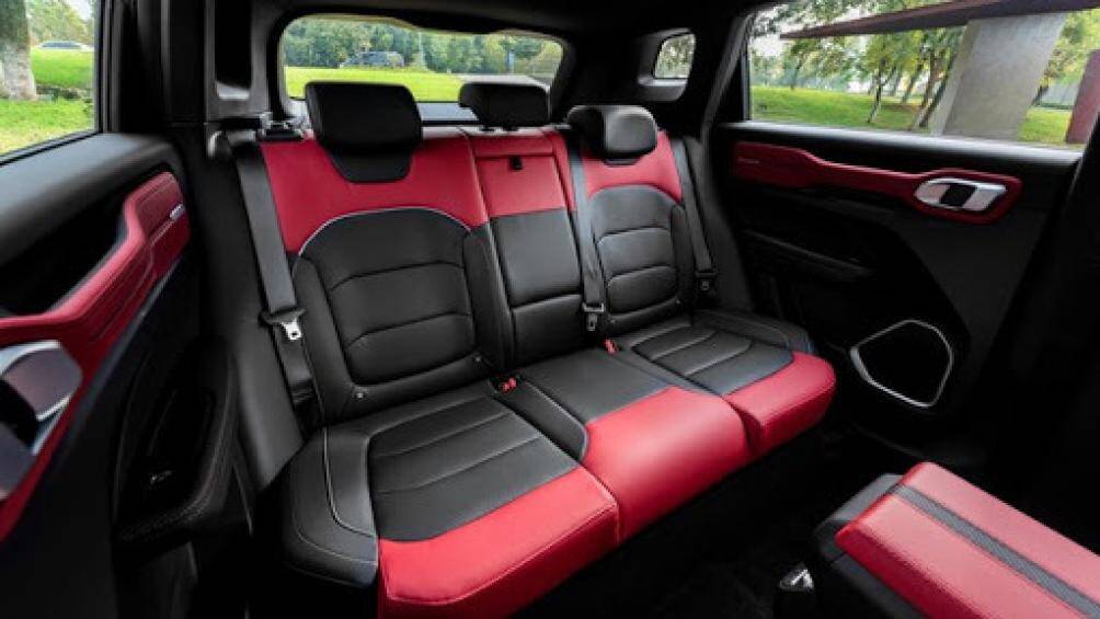 Geely Icon có mức tiêu thụ nhiên liệu trung bình là 5,7 lít / 100 km và thời gian để tăng tốc từ 0-100 km / giờ là 7,9 giây