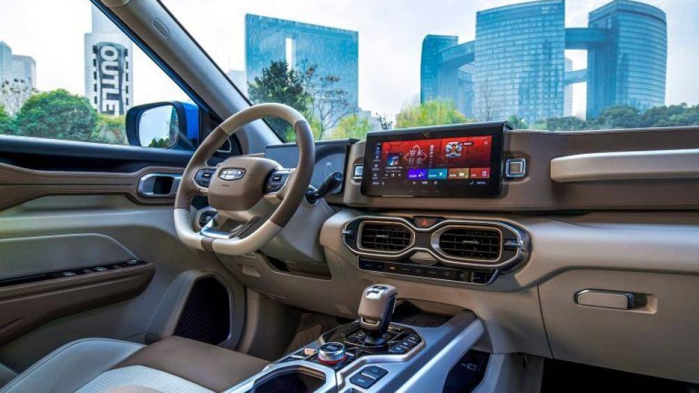 Trong cabin là các hốc gió cùng phong cách với ngoại thất chữ D đối xứng. Màn hình 10,25 inch ở trung tâm táp-lô tích hợp hệ thống kết nối thông minh Ecosystem