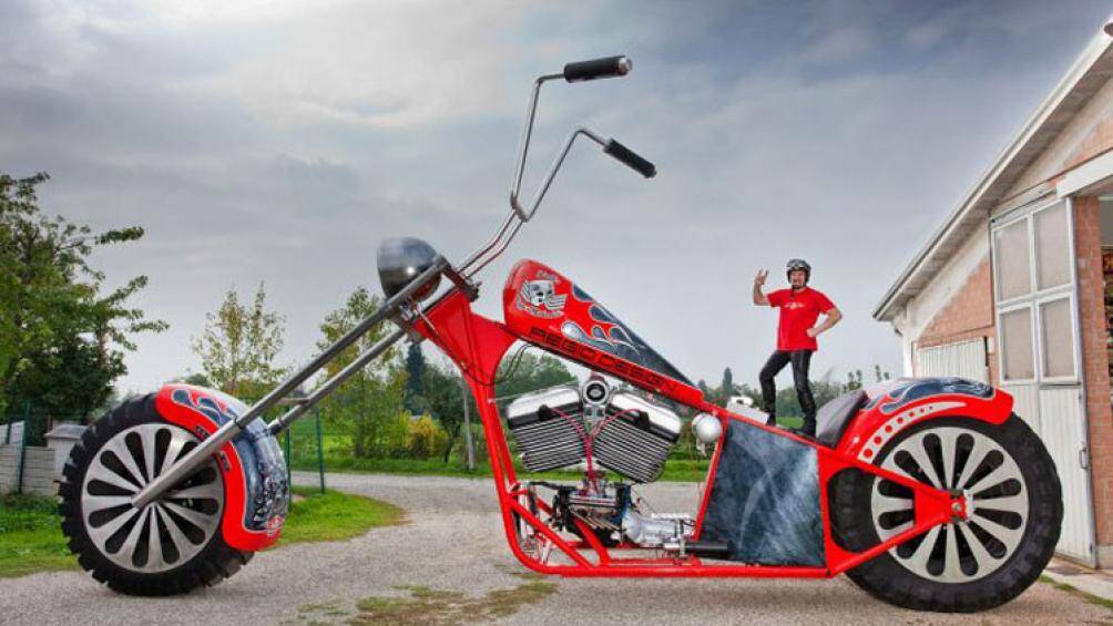 Đây là chiếc xe của nhà thiết kế Fabio Reggiani đến từ Ý vừa đoạt giải Guiness World Record. Đây cũng là chiếc xe máy nặng nhất thế giới tính đến hiện tại