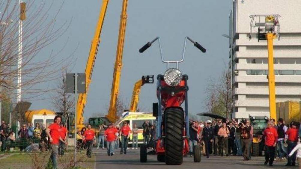 Kích thước của chiếc xe máy lớn nhất thế giới lần lượt là cao 5.100 mm, dài 10.030 mm, rộng 2.490 mm và có trọng lượng lên tới 5,5 tấn