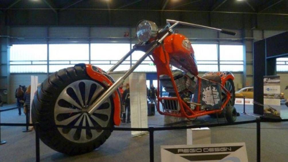 Chiếc xe máy hàng khủng này còn gây bất ngờ khi được trang bị động cơ mạnh V8 5,7 lít, sản sinh công suất 280 mã lực, kết hợp cùng hộp số 3 cấp (có số lùi)