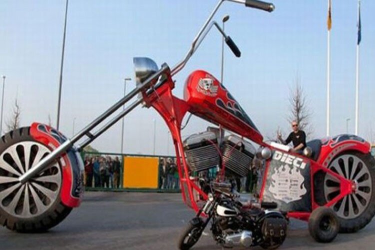 Để di chuyển được chiếc xe này và tăng tính ổn định tốc độ xe máy nặng 5,5 tấn này, những người thiết kế đã phải gắn thêm 2 bánh phụ ở phía sau của xe