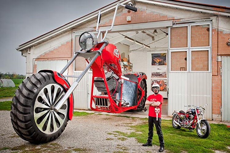 Có thể thấy, chiếc xe máy này còn cao hơn cả một ngôi nhà