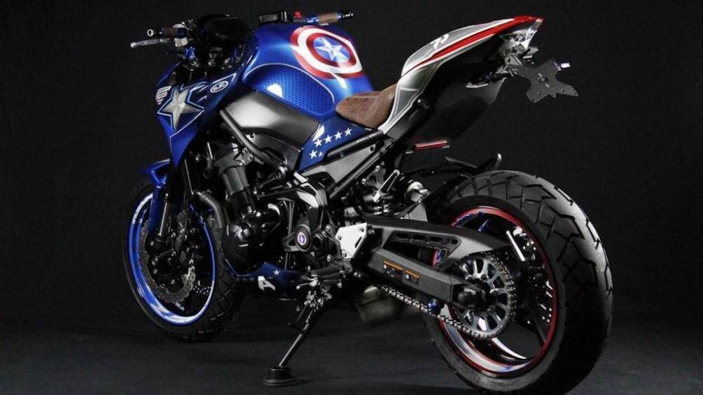 Toàn bộ thân xe đã đổi sang 3 màu xanh/đỏ/bạc theo màu bộ áo và khiên của Captain America